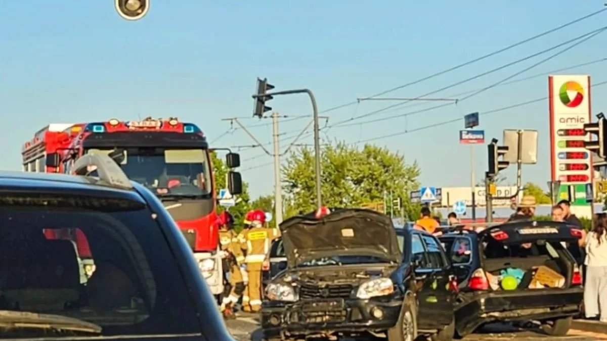 Bałuty: rozpędzonym BMW staranował sześć samochodów. Miał dwa promile!