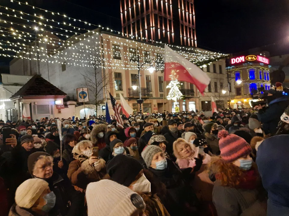 Protest w sprawie wolnych mediów na ulicy Piotrkowskiej w Łodzi