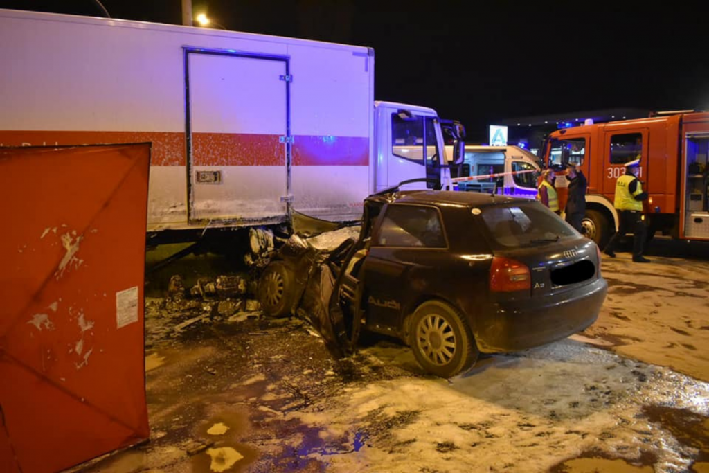 Kolejne doniesienia w sprawie wypadku na al. Jana Pawła II. Są wyniki sekcji zwłok (fot. Komenda Miejscka Państwowej Straży Pożarnej w Łodzi) |wiadomości łódzkie|Łódź|TuŁódź