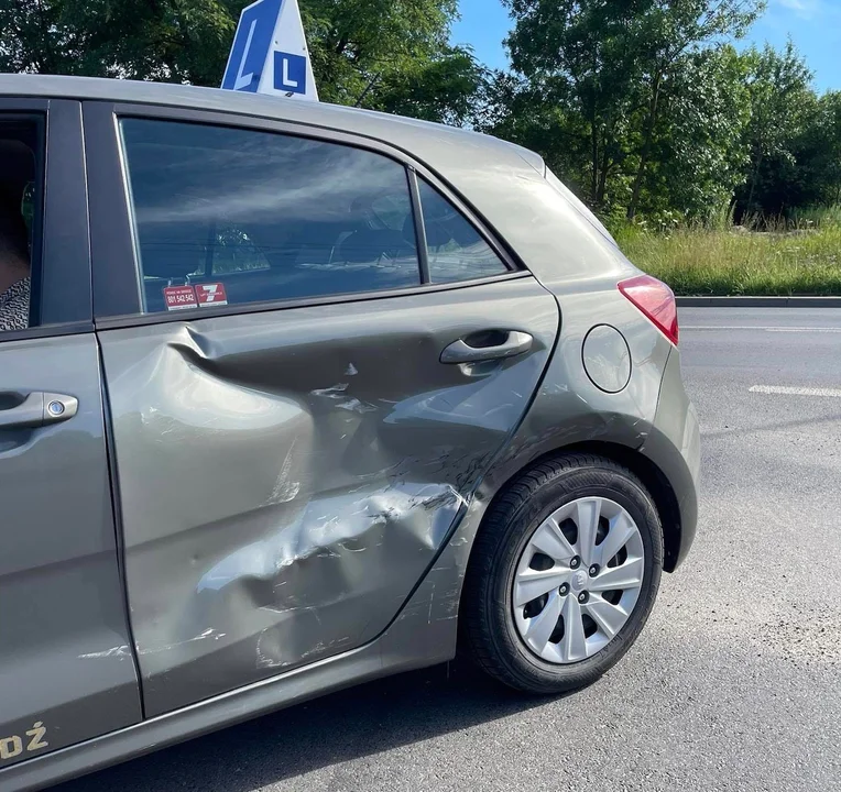 Właściciel lexusa staranował pojazd łódzkiej szkoły nauki jazdy. Potem uciekł - Zdjęcie główne