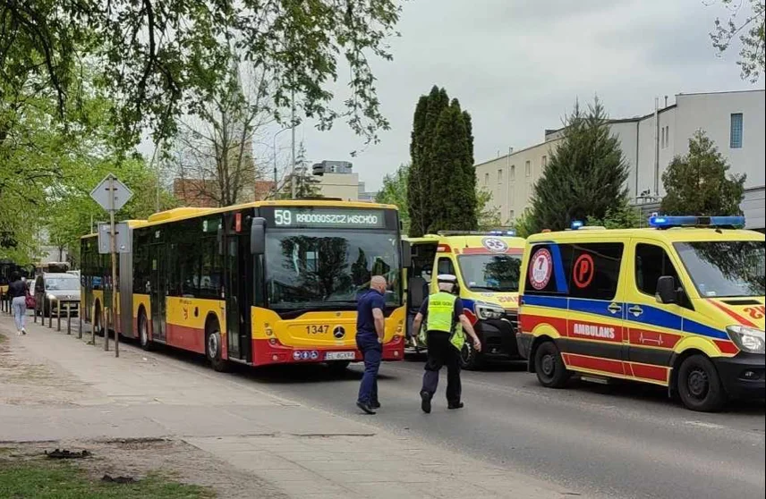 Łódź. Na ulicy Milionowej dziewczynka wpadła pod samochód. Ruch został zablokowany - Zdjęcie główne