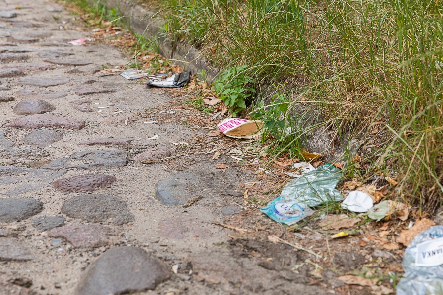 Śmieci na ul. Żytniej w Łodzi. Nieuregulowany stan prawny obszaru generuje nawracający problem (fot. Michał Pietrzak) |wiadomości łódzkie | Łódź | TuŁódź