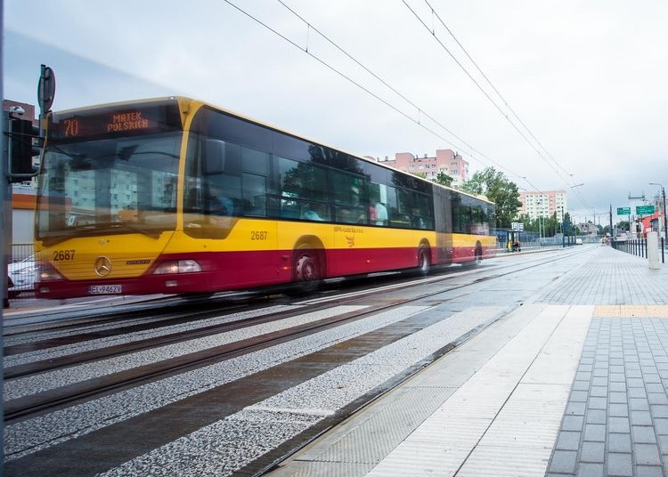 Niebezpieczne zdarzenie przy ul. Wydawniczej. Autobus MPK wjechał na przejście dla pieszych niszcząc sygnalizator [ZDJĘCIA] - Zdjęcie główne