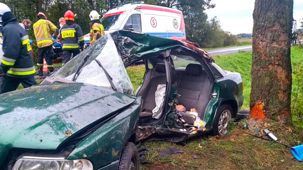 Stracił panowanie nad samochodem i wpadł na drzewo. Z Audi niewiele zostało [ZDJĘCIA] - Zdjęcie główne