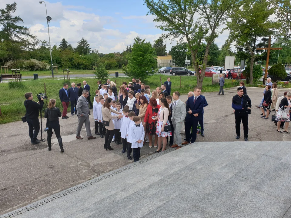 Dzieci z parafii Najświętszej Eucharystii przy ul. Popiełuszki w Łodzi przystąpiły do pierwszej komunii świętej