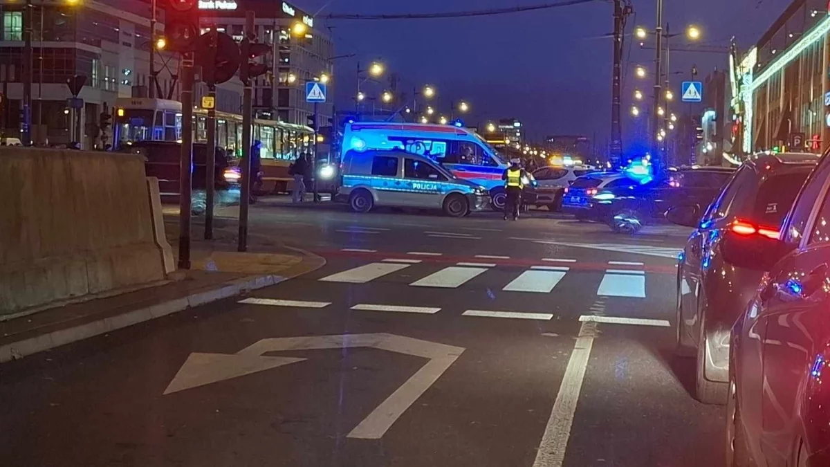 Newralgiczne skrzyżowanie w Łodzi sparaliżowane. Stoi sześć linii tramwajowych [FOTO] - Zdjęcie główne