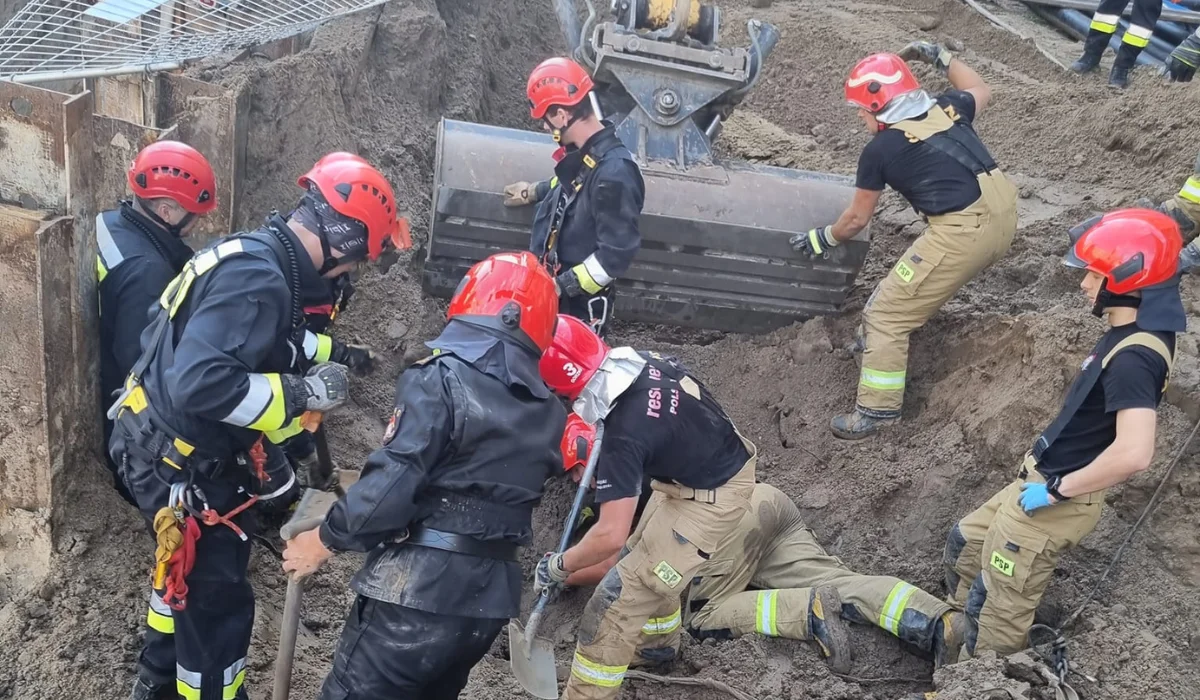 Wypadek na budowie tunelu średnicowego. Mężczyzna utknął w kilkumetrowym zapadlisku  - Zdjęcie główne