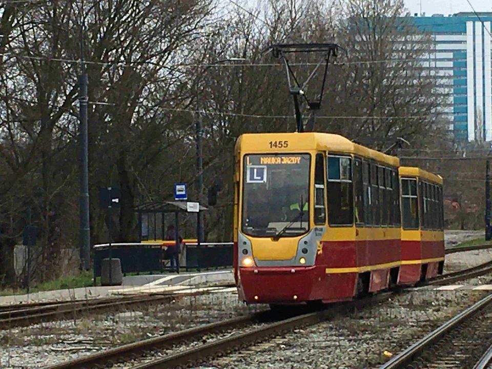 "Zostań kierowcą lub motorniczym MPK Łódź". Słyszycie takie komunikaty? Zobacz ile zarabia motorniczy i kierowca autobusu! - Zdjęcie główne