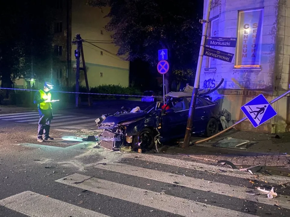 Kraksa na drodze. Przód osobówki skasowany [FOTO] - Zdjęcie główne