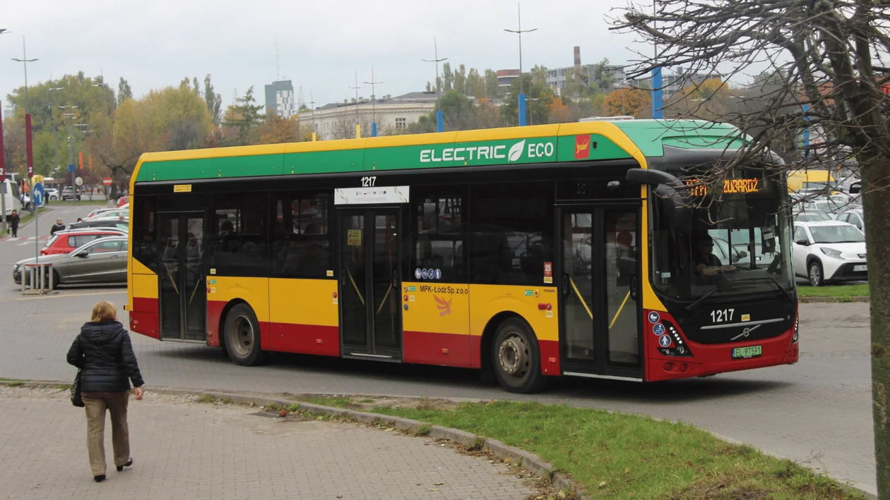 Objazdy na ważnych liniach autobusowych MPK Łódź. Utrudnienia dla podróżnych w centrum - Zdjęcie główne