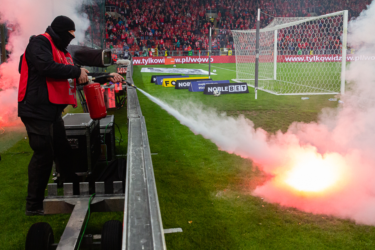 Derby Łodzi to nie tylko mecz. Race, próby konfrontacji kiboli i gaz na stadionie 