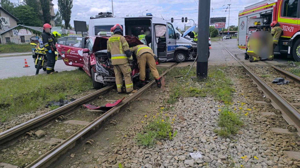 Wypadek z udziałem radiowozu na łódzkim Polesiu. Tramwaje jadą objazdami