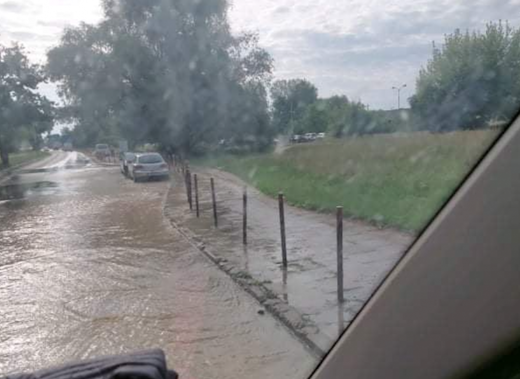 Awaria Łódź. Awaria wodociągowa przy Stawach Jana. Woda zalewała parking Biedronki. Są utrudnienia w ruchu (fot. dzięki uprzejmości Czytelniczki)