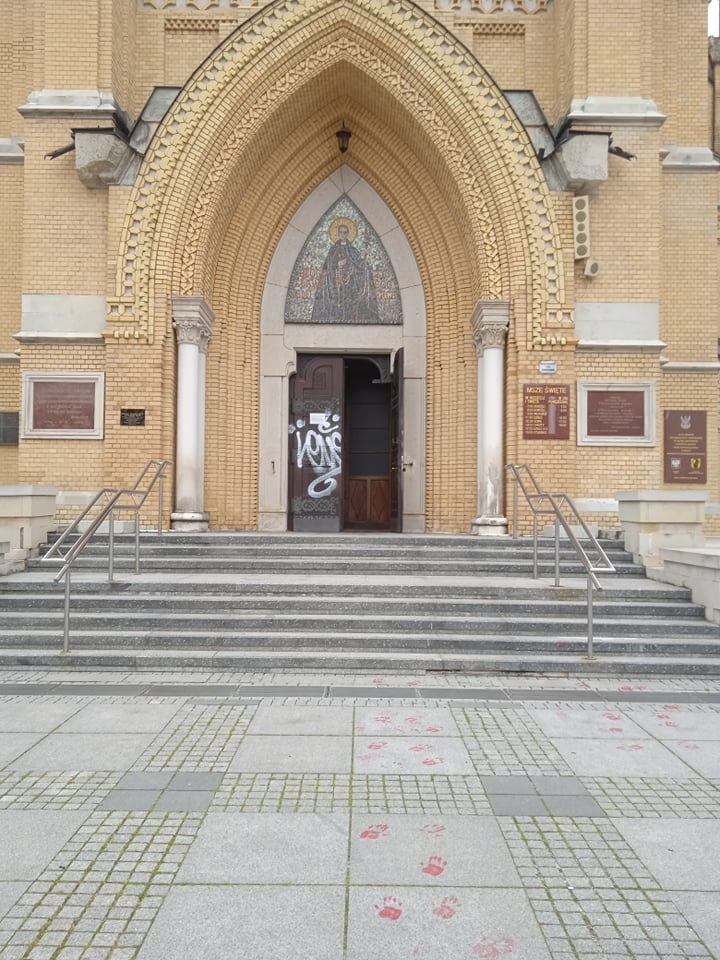 Katedra Łódź. Zniszczono zabytkowe drzwi do łódzkiej katedry. Sprawcy poszukuje policja (fot. dzięki uprzejmości Czytelnika)