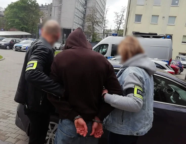 Młody oszust przyłapany w centrum handlowym! Wzbogacił się metodą "na blika" - Zdjęcie główne