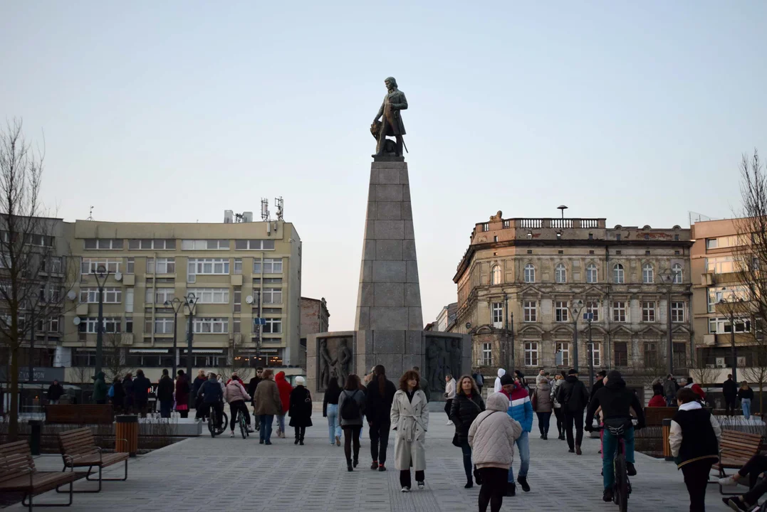 Tłumy na placu Wolności. Łodzianie przyszli zobaczyć, jak wygląda plac po remoncie [ZDJĘCIA] - Zdjęcie główne