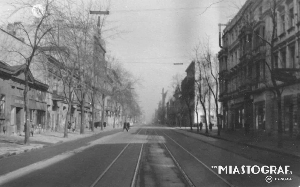 Ulica Piotrkowska w Łodzi to najdłuższy deptak w Polsce i jedna z najdłuższych ulic handlowych w Europie. Zobacz, jak się zmieniła