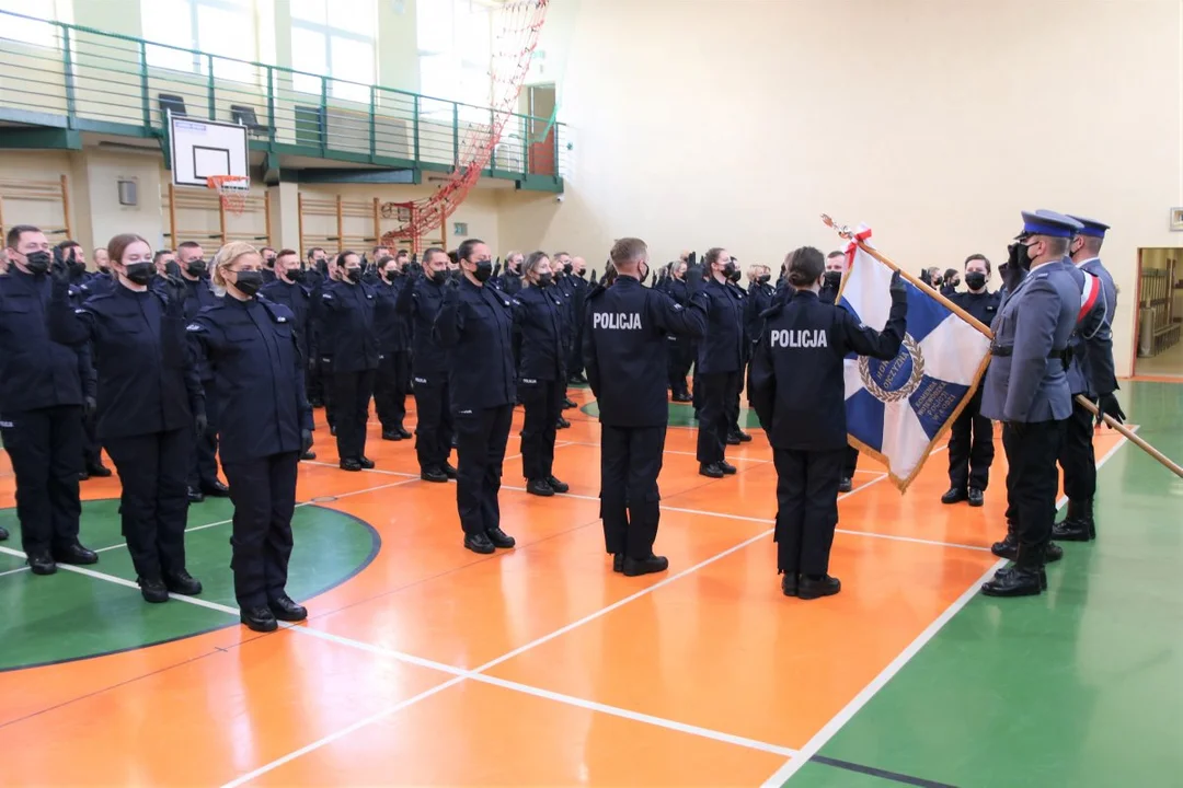 Duża grupa nowych funkcjonariuszy gotowa do pracy