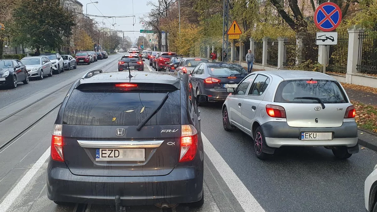 Czy wprowadzenie nowych buspasów w Łodzi ma sens? Motorniczy ostro komentuje - Zdjęcie główne