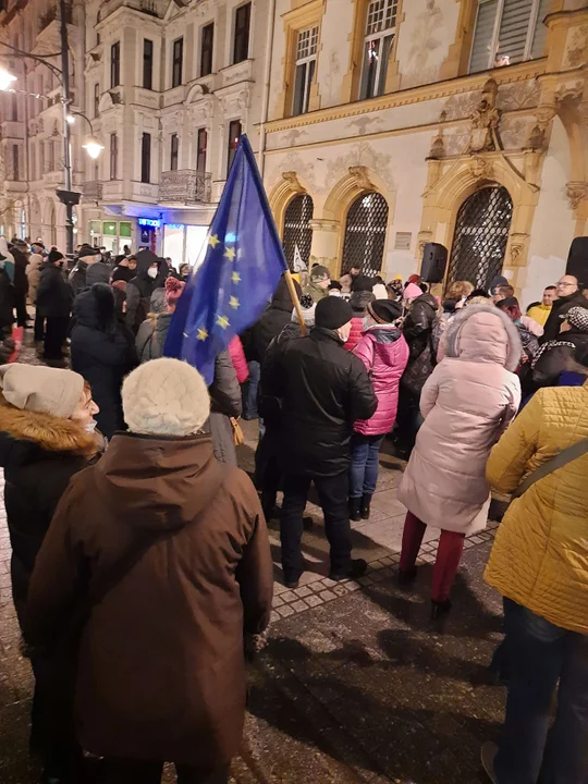 Protest w sprawie wolnych mediów na ulicy Piotrkowskiej w Łodzi