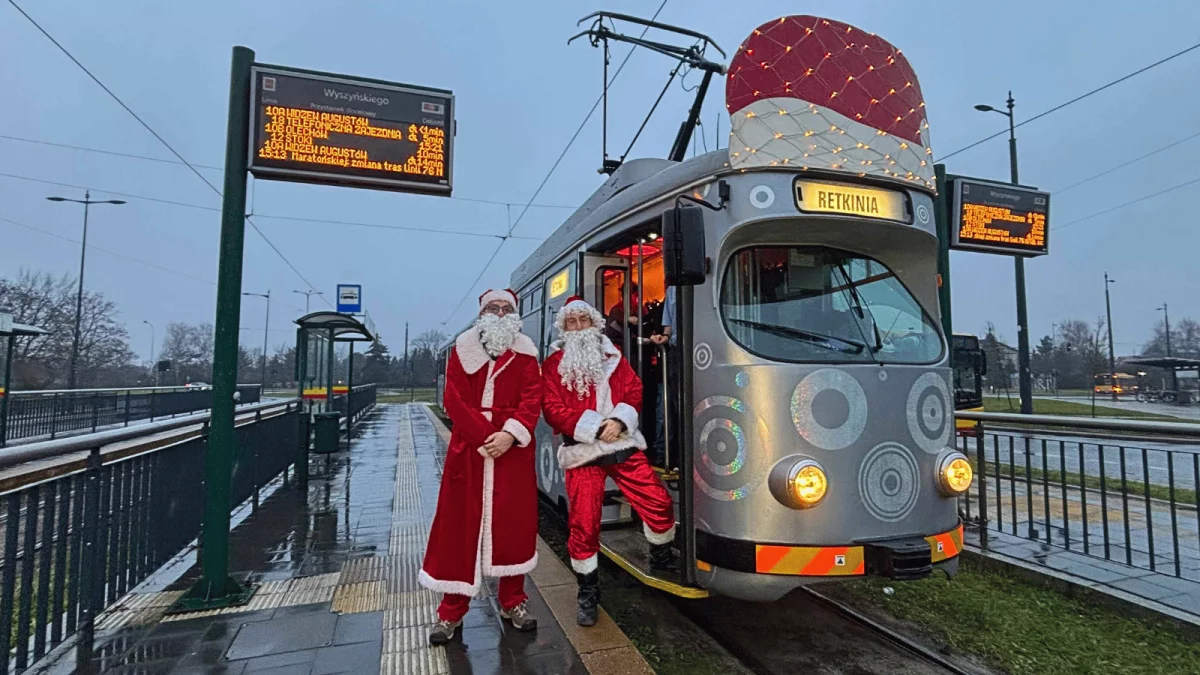 Na ulice Łodzi wyjechały świąteczne tramwaje MPK Łódź. Najmłodsi pasażerowie byli zachwyceni [ZDJĘCIA] - Zdjęcie główne