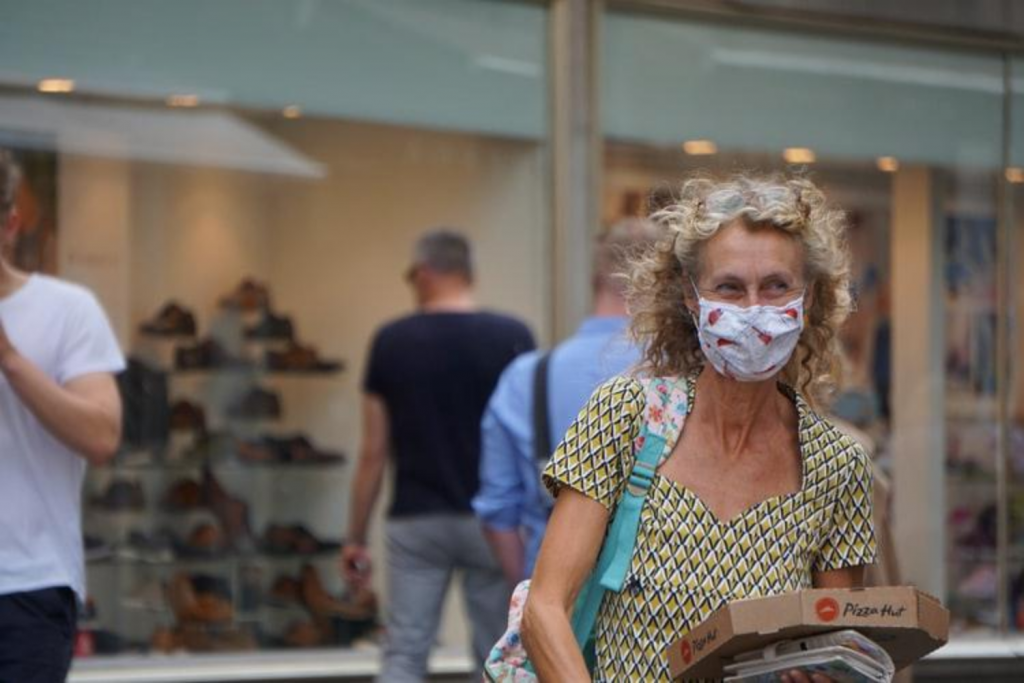 Ważne! Bez maseczki nie zostaniesz obsłużony. Zmiany zasad w IKEI, Biedronce i Tesco - Zdjęcie główne