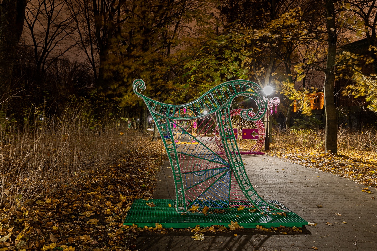 Park Źródliska w Łodzi nocą