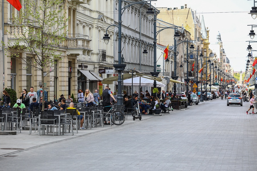 Koronawirus Łódź. Łódzcy policjanci na Piotrkowskiej i w centrach handlowych. Posypały się mandaty za brak maseczek (fot. Michał Pietrzak - TuŁódź.pl)