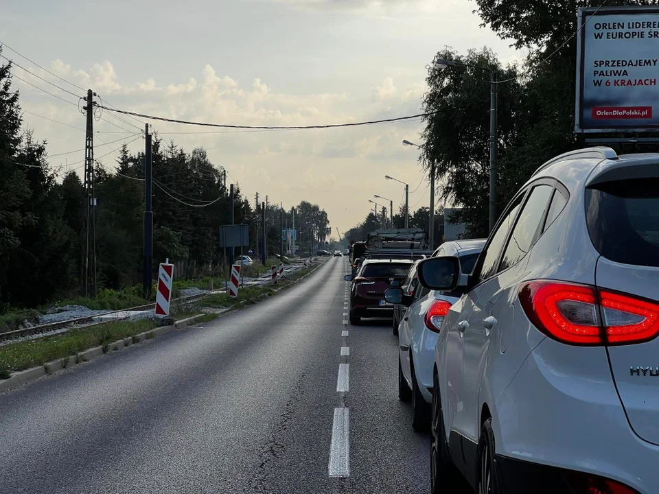 Ulica Konstantynowska stanęła w korku. Ogłoszono zmianę organizacji ruchu - Zdjęcie główne