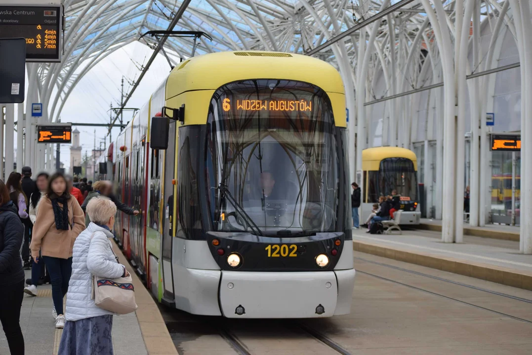 Zatrzymanie ruchu tramwajów na Piotrkowskiej Centrum. Siedem linii jeździ objazdem - Zdjęcie główne