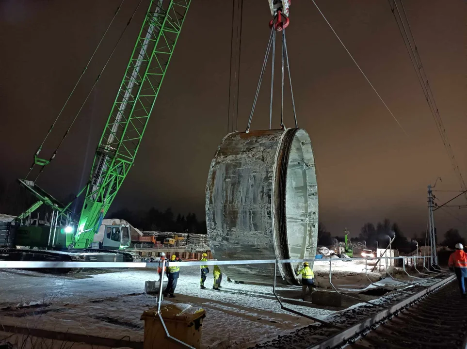 Wielka nocna akcja w Łodzi! Przenoszą TBM Faustynę, która drąży tunel pod Łodzią [ZDJĘCIA] - Zdjęcie główne