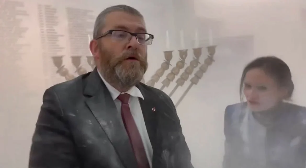 Skandal w Sejmie. Grzegorz Braun złapał za gaśnicę i zgasił świece chanukowe. - Osiągnął szczyt szaleństwa - grzmi poseł KO [WIDEO] - Zdjęcie główne