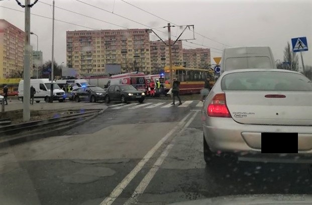  Utrudnienia dla kierowców i pasażerów: Auto osobowe zderzyło się z tramwajem na rondzie Insurekcji Kościuszkowskiej - Zdjęcie główne