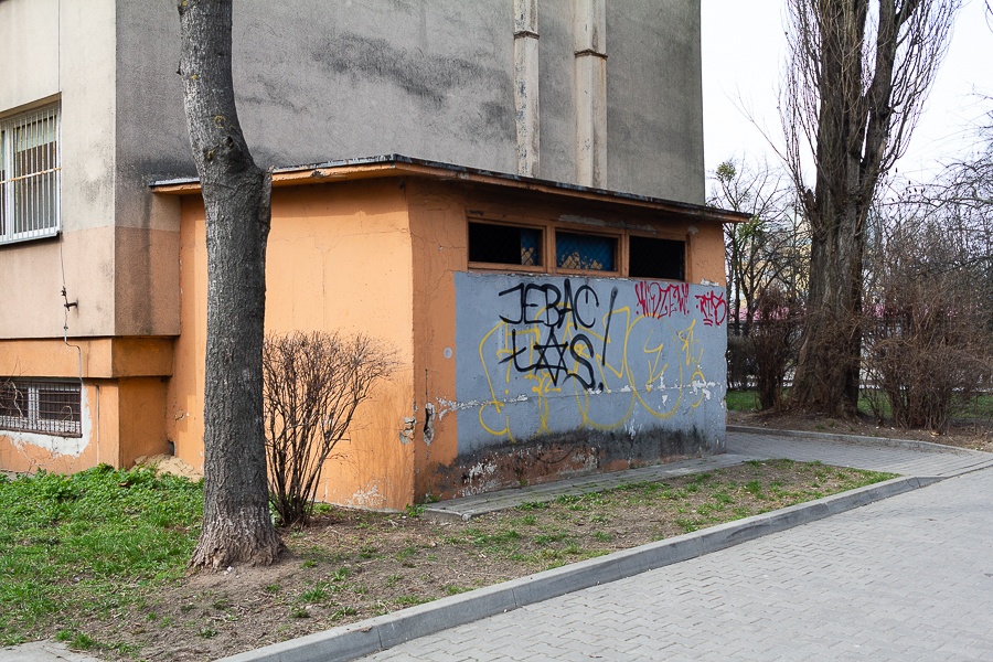 Tak chuligani niszczą Łódź. Pomazane elewacje budynków straszą w całym mieście 