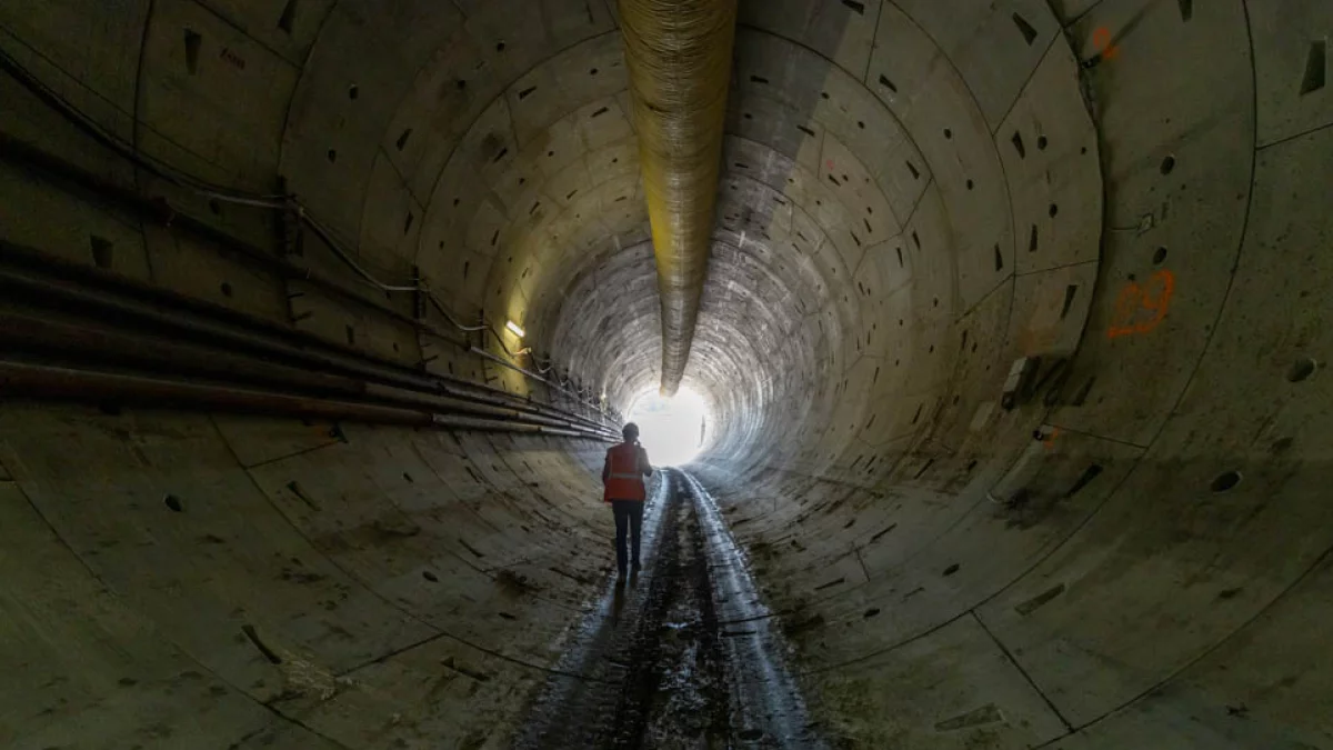 Budowa tunelu kolejowego pod Łodzią wznowiona. Dokąd zmierza tarcza TBM „Katarzyna”? - Zdjęcie główne