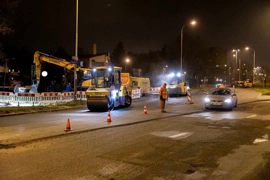 Ul. Maratońska w Łodzi. Prace trwają nawet późnym wieczorem