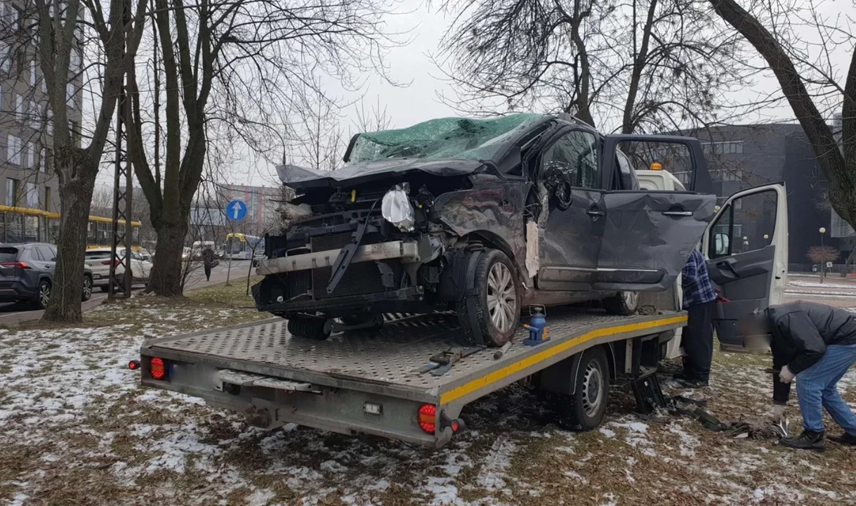 Potężna kraksa na Rondzie Solidarności! Samochód nie miał szans w zderzeniu z tramwajami [zdjęcia] - Zdjęcie główne