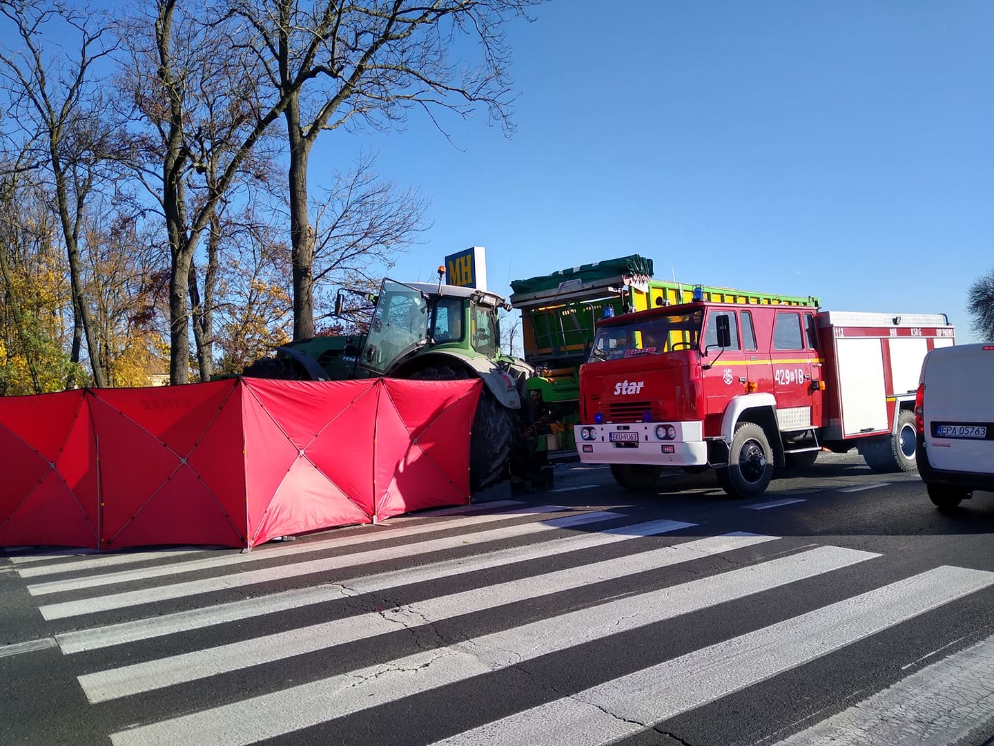 Śmiertelny wypadek pod Kutnem. Osobówka zderzyła się z ciągnikiem 