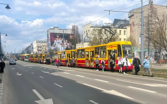 Dzień Pieszego Pasażera w centrum Łodzi. Tramwaje stanęły na Zachodniej - Zdjęcie główne