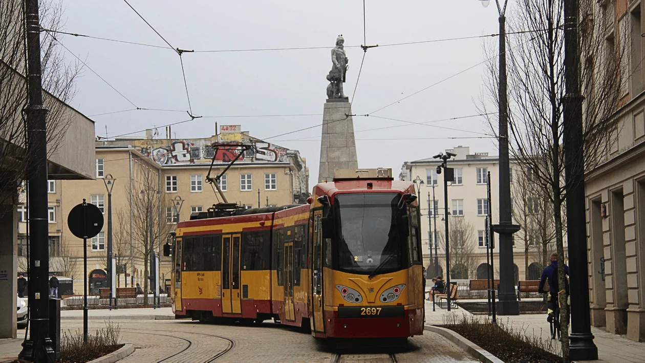 Komunikacyjna odwilż w centrum Łodzi. MPK już kursuje, wróciły także przejścia dla pieszych i chodniki [ZDJĘCIA] - Zdjęcie główne