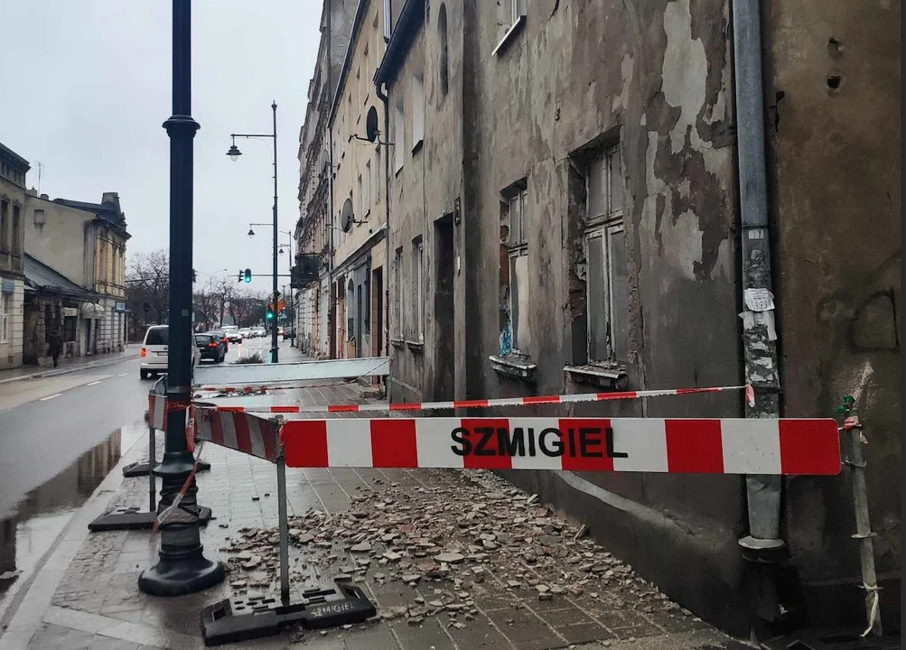 Łódź Tynk się sypie, przejście zablokowane. Budynku nikt nie naprawi, bo właściciel nie żyje - Zdjęcie główne