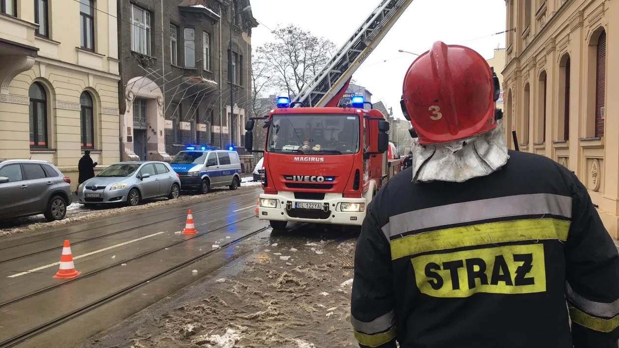 Zwały śniegu spadły z dachu wprost na chodnik pod przedszkolem w Łodzi. Było groźnie - Zdjęcie główne