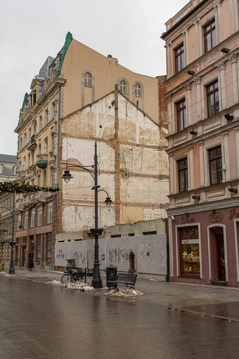 Ulica Piotrkowska w Łodzi to najdłuższy deptak w Polsce i jedna z najdłuższych ulic handlowych w Europie. Zobacz, jak się zmieniła