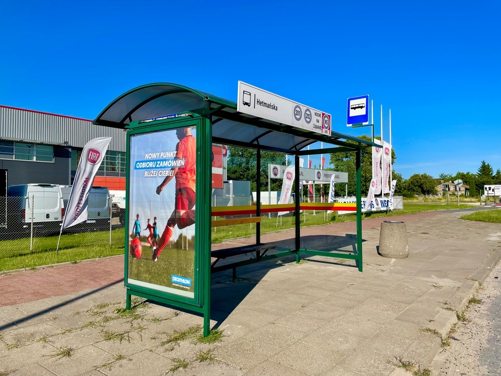 Kierowca BMW stracił panowanie nad kierownicą i zderzył się z wiatą przystankową na ul. Rokicińskiej (fot. MPK Łódź) |wiadomości łódzkie | Łódź | TuŁódź