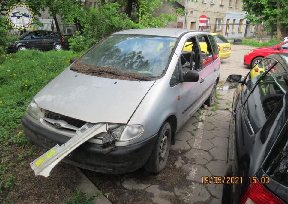 Auta Łódź. Wraki na łódzkich ulicach. Niektóre „perełki”wyglądają, jakby niszczały kilkanaście lat (fot. EKO Patrol Straży Miejskiej w Łodzi)