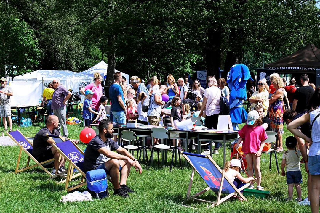 Piknik rodzinny na Stawach Stefańskiego w Łodzi. Moc atrakcji dla małych i dużych. Jak bawili się łodzianie? [galeria] - Zdjęcie główne