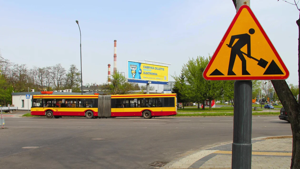 Autobusy omijają ważną ulicę na Żabieńcu. Ogłoszono objazdy, zamknięto odcinek jezdni - Zdjęcie główne