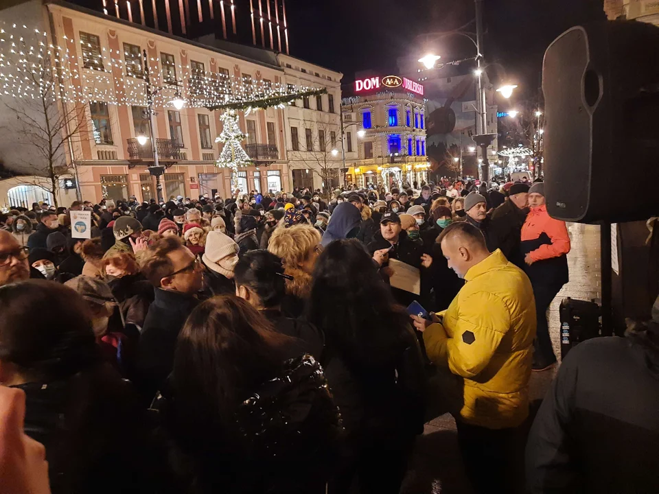 Protest w sprawie wolnych mediów na ulicy Piotrkowskiej w Łodzi