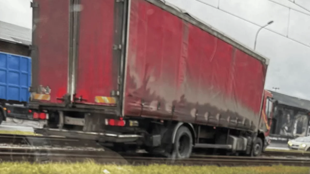 Blokada tramwajów MPK Łódź na ważnej alei. Na torowisku znalazła się ciężarówka - Zdjęcie główne