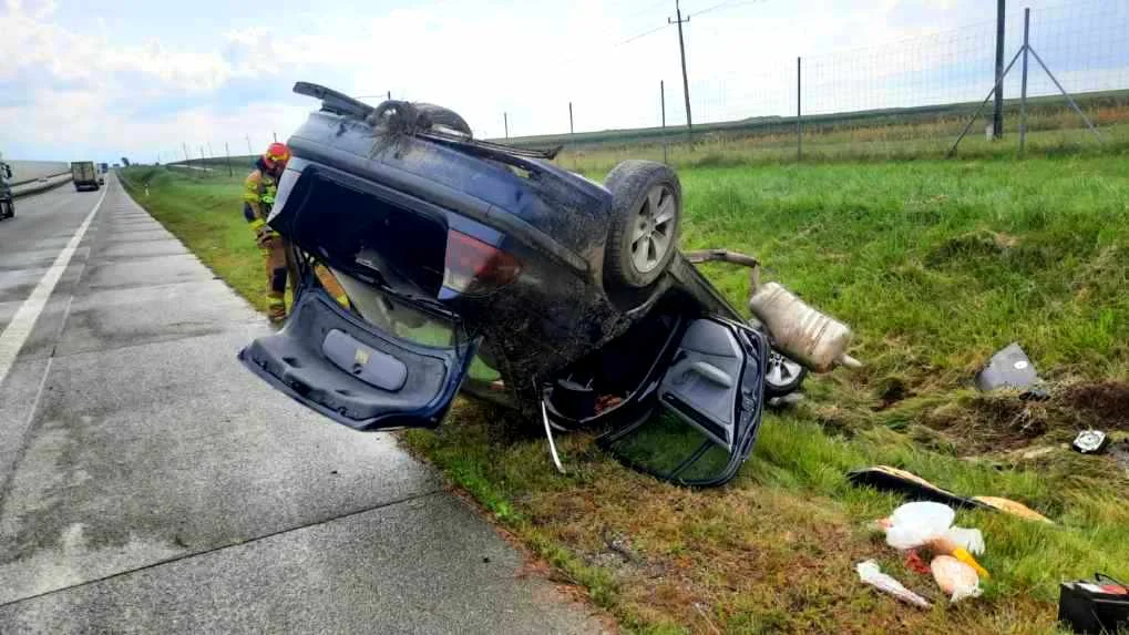 Pędził BMW po S8. Auto dachowało, kierowca w szpitalu [zdjęcia] - Zdjęcie główne